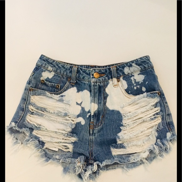 Forever 21 Pants - Forever 21 distressed jean short 😍😍😍